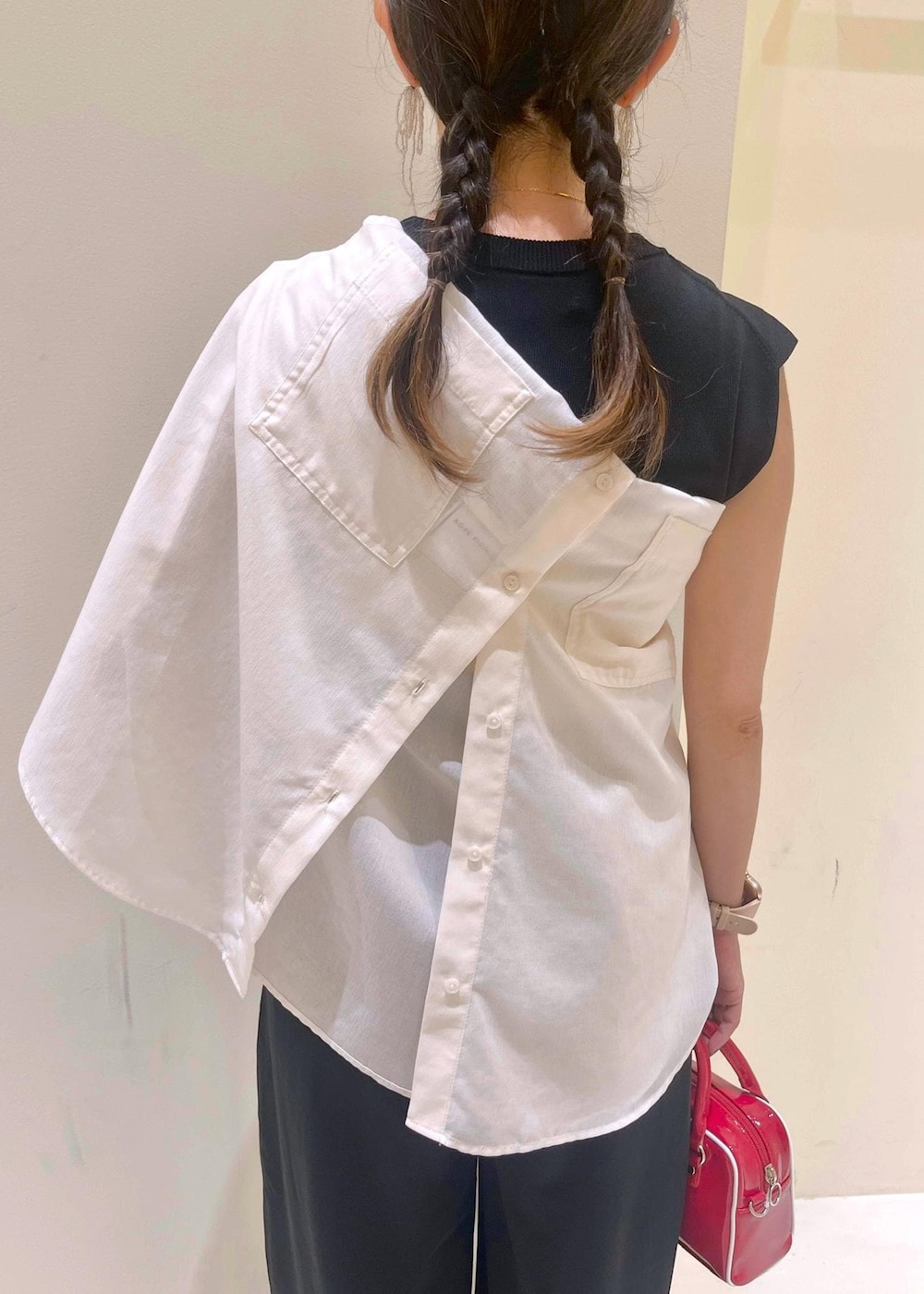 ブラック系のニット/セーター、ホワイト系のシャツ/ブラウス、ブラック系のサンダルを着用したレディースの夏コーディネートの6枚目の写真