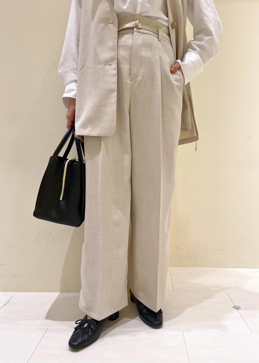 ホワイト系のシャツ/ブラウス、ベージュ系のその他パンツ、ベージュ系のベストを着用したレディースの春コーディネートの8枚目の写真