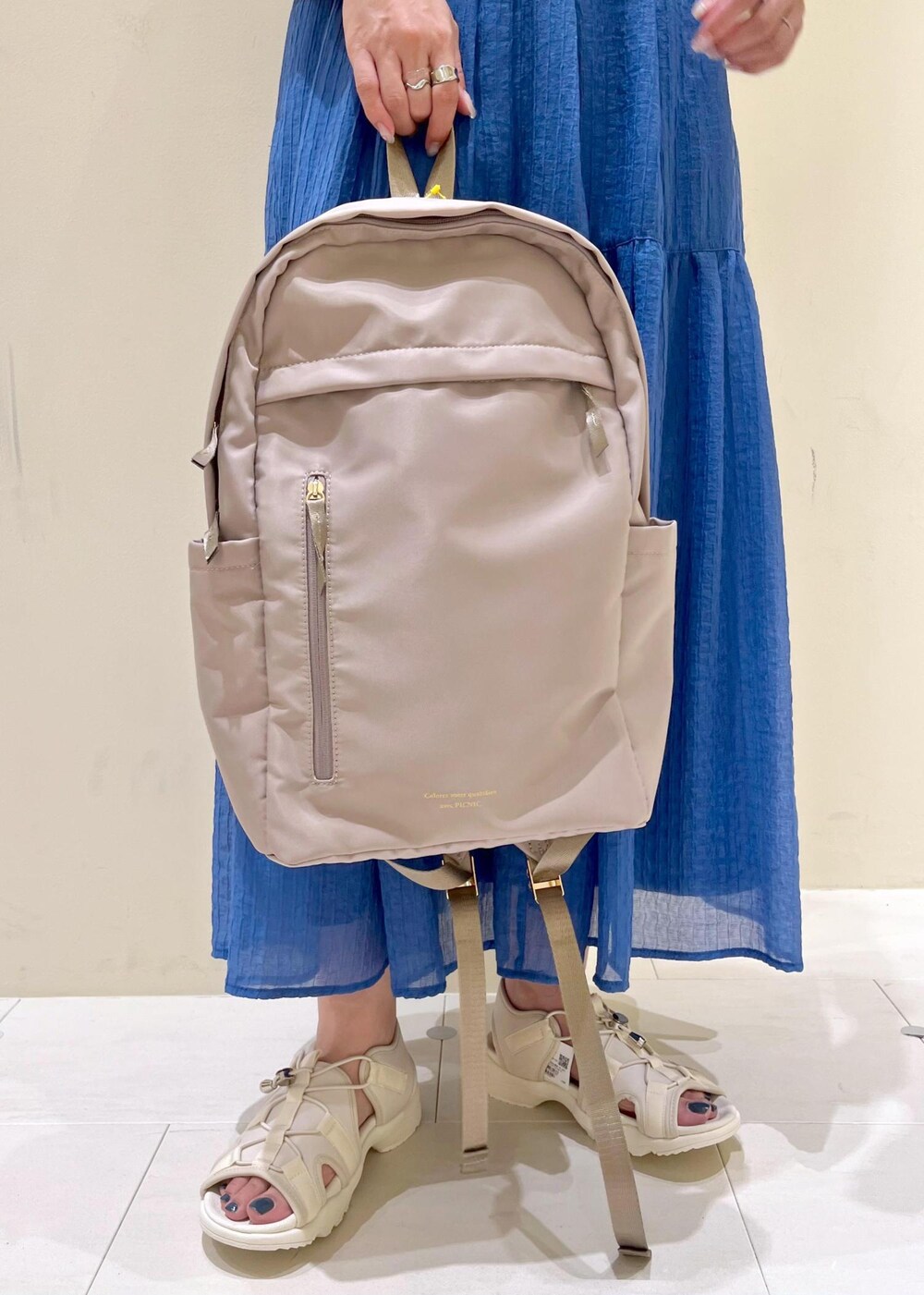 ブラック系のTシャツ/カットソー、ホワイト系のサンダル、ベージュ系のバックパック/リュックを着用したレディースの夏コーディネートの9枚目の写真