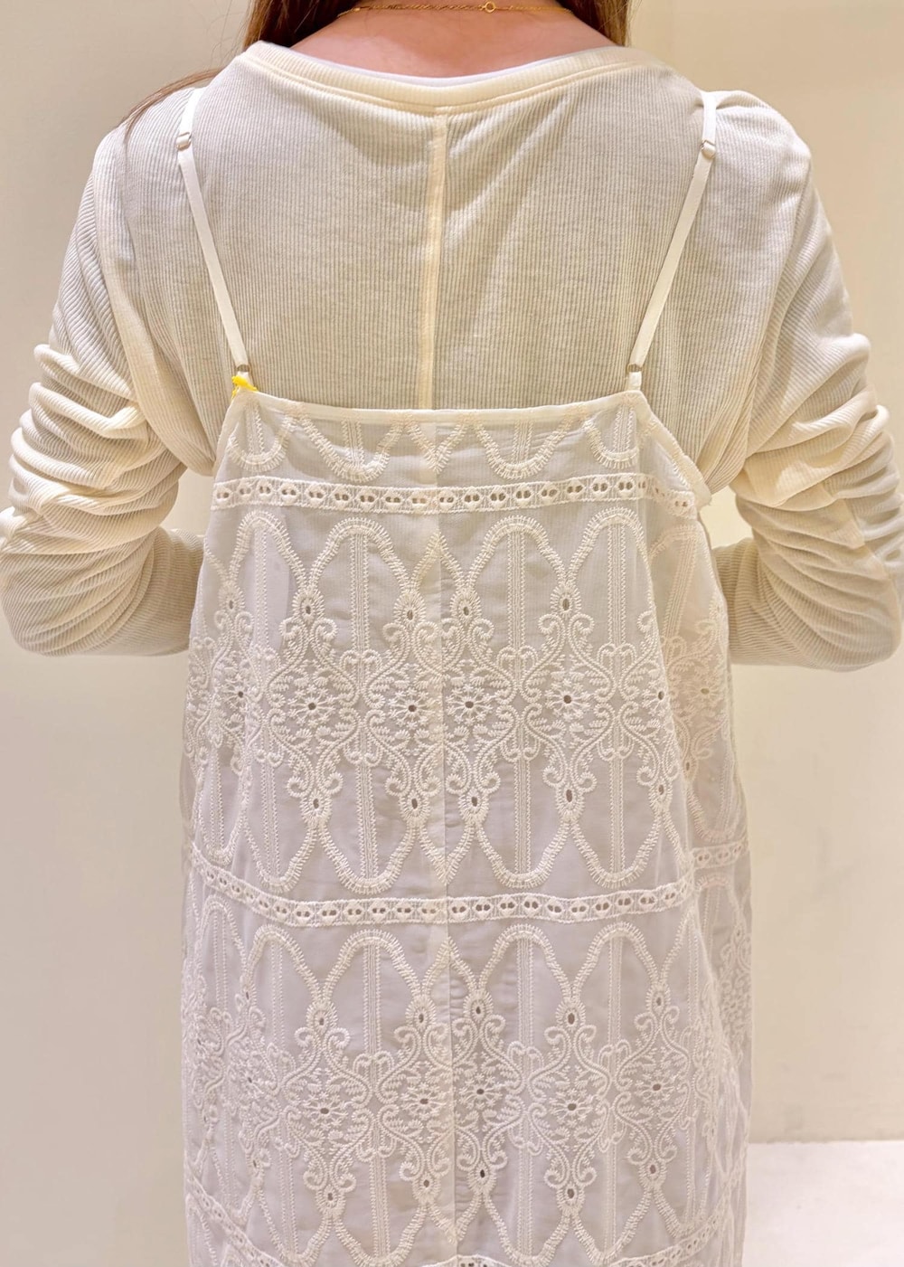 ベージュ系のパンプス、ホワイト系のワンピース、ベージュ系のその他パンツを着用したレディースの春コーディネートの6枚目の写真