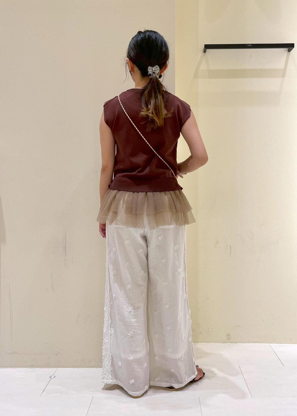 ブラック系のショルダーバッグ、ブラック系のサンダル、ホワイト系のその他パンツを着用したレディースの夏コーディネートの4枚目の写真