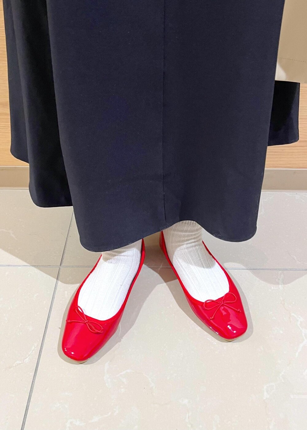 グレー系のショルダーバッグ、ブルー系のシャツ/ブラウス、ベージュ系のトレンチコートを着用したレディースの冬コーディネートの9枚目の写真