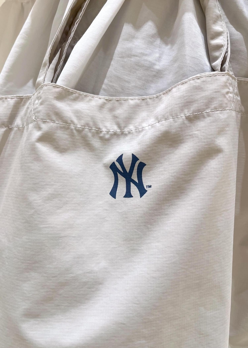 シルバー系のバレエシューズ、ブラウン系のその他パンツ、ホワイト系のシャツ/ブラウスを着用したレディースの秋コーディネートの9枚目の写真