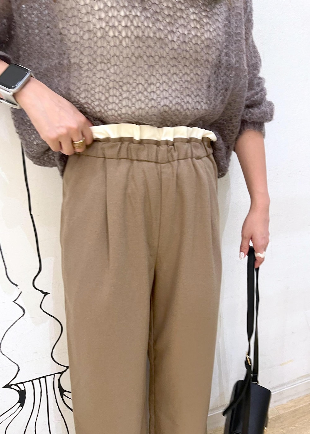 ブラック系のパンプス、ブラック系のパンプス、ブラック系のパンプスを着用したレディースの秋コーディネートの7枚目の写真