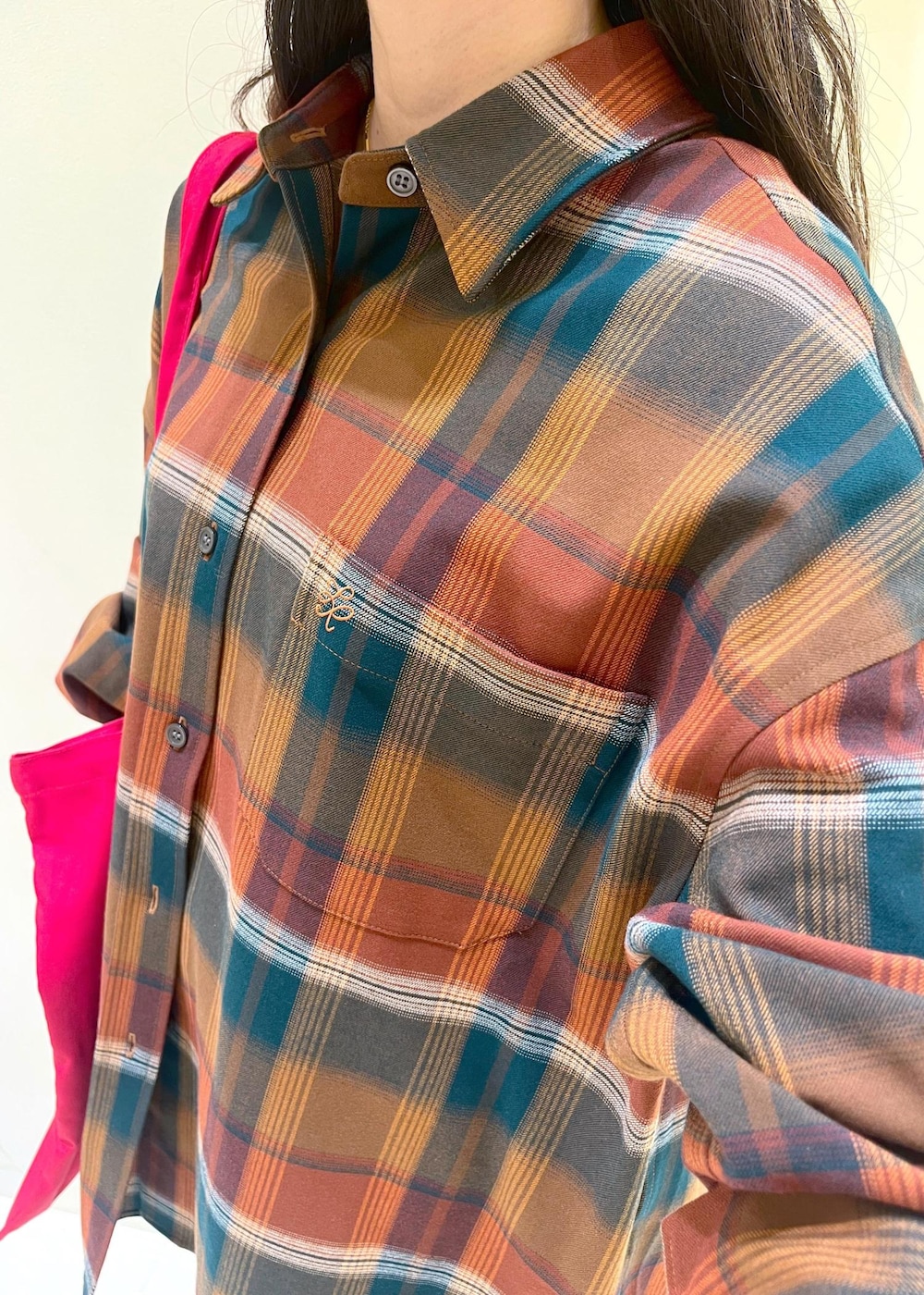 ブラック系のスカート、オレンジ系のシャツ/ブラウス、レッド系のトートバッグを着用したレディースの秋コーディネートの6枚目の写真