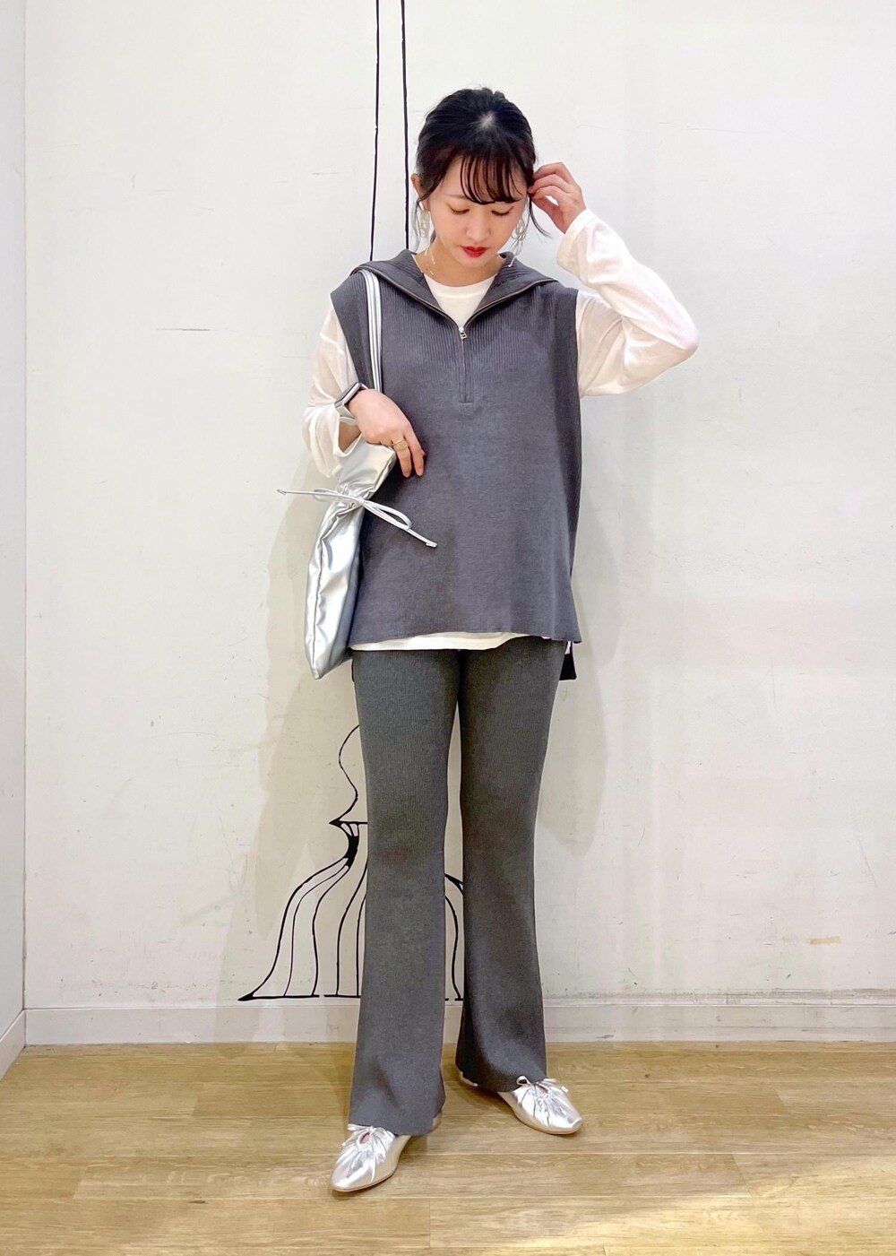 シルバー系のパンプス、グレー系のその他パンツ、シルバー系のトートバッグを着用したレディースの秋コーディネートの3枚目の写真