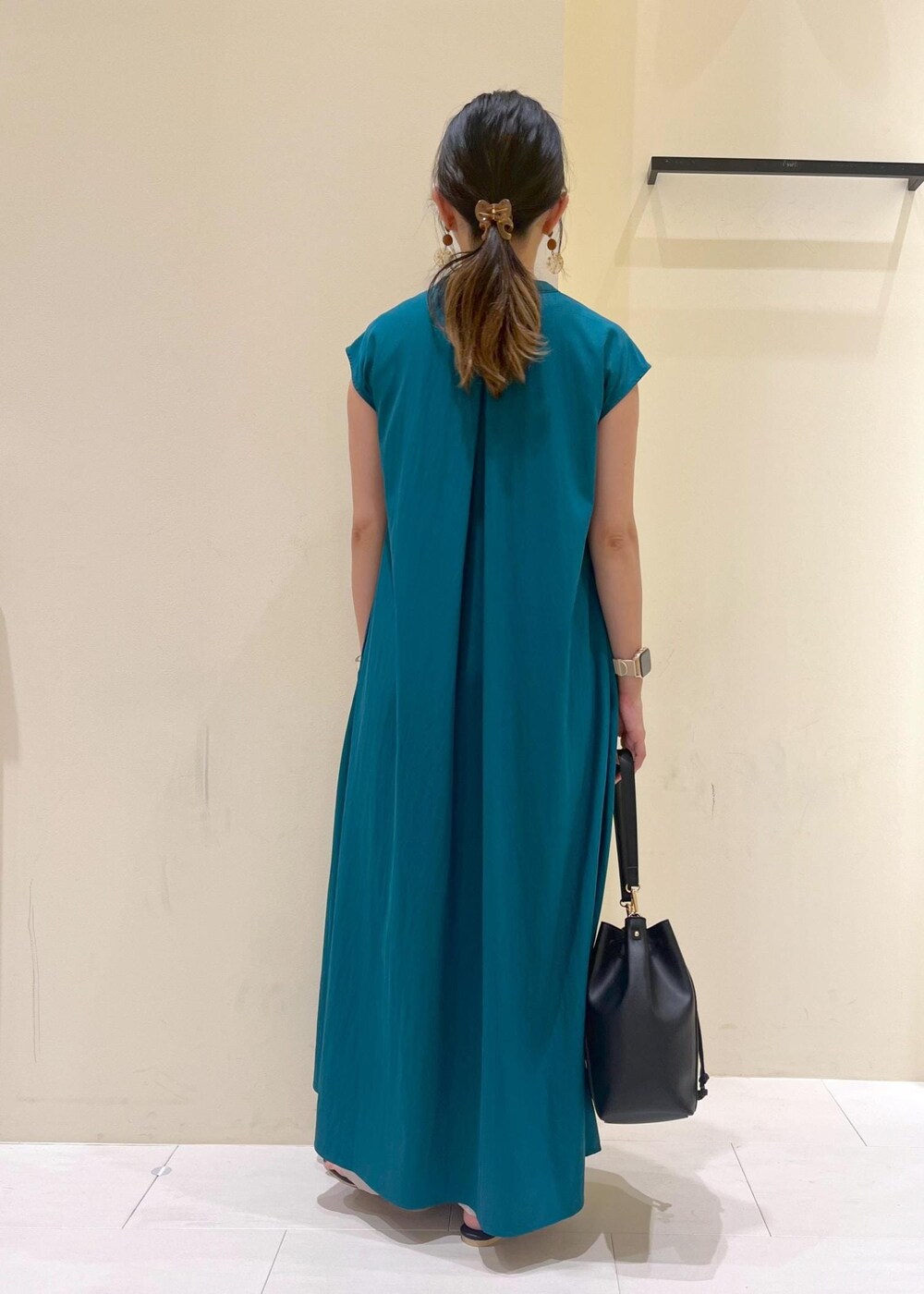 グリーン系のワンピース、ブラック系のニット/セーター、ベージュ系のその他パンツを着用したレディースの夏コーディネートの5枚目の写真