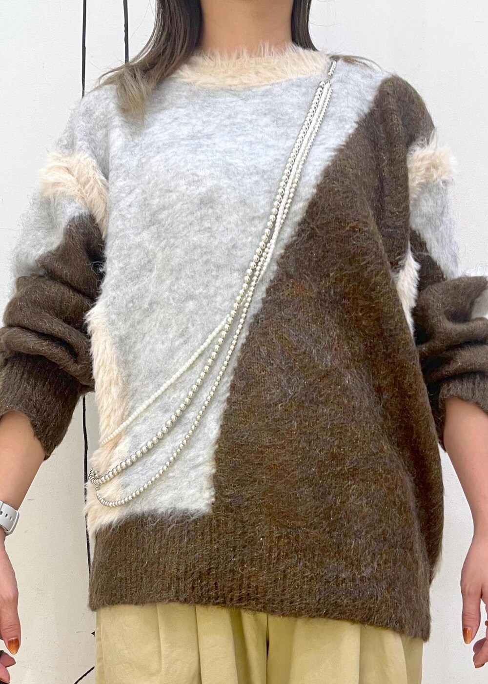 イエロー系のその他パンツ、ブラック系のショルダーバッグ、ブラウン系のニット/セーターを着用したレディースの秋コーディネートの6枚目の写真