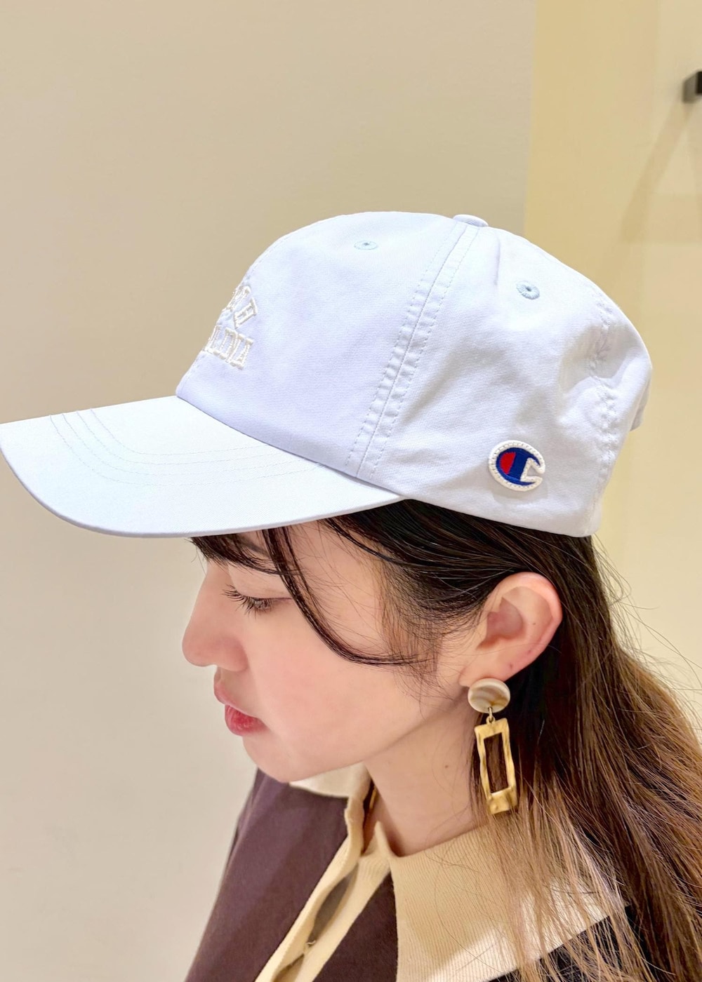 ブラウン系のワンピース、ブラック系のボディバッグ/ウエストポーチ、ホワイト系のスニーカーを着用したレディースの冬コーディネートの8枚目の写真