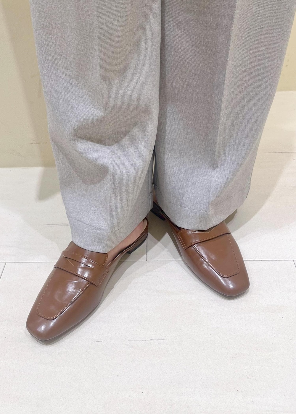 グレー系のその他パンツ、ブラウン系のトートバッグ、イエロー系のローファーを着用したレディースの春コーディネートの10枚目の写真