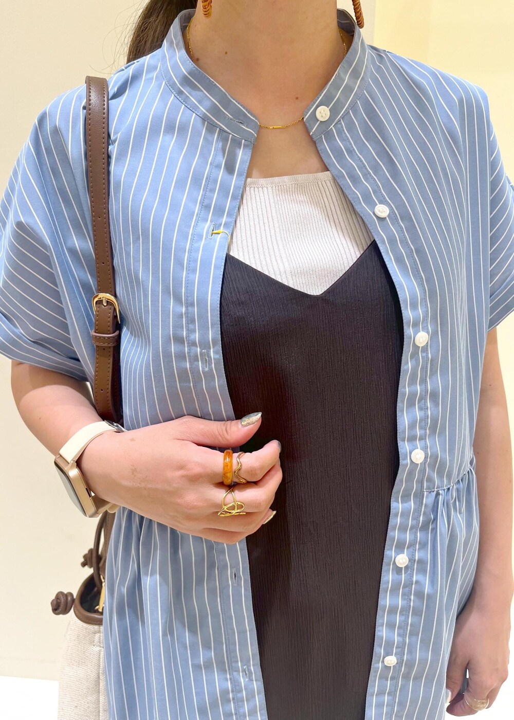 グレー系のタンクトップ、ブラック系のサンダル、グレー系のワンピースを着用したレディースの春コーディネートの5枚目の写真