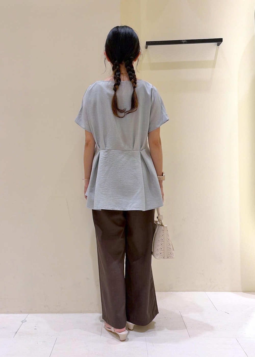 ホワイト系のショルダーバッグ、ブラウン系のその他パンツ、ブルー系のシャツ/ブラウスを着用したレディースの夏コーディネートの3枚目の写真