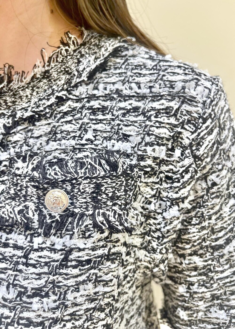 ブルー系のスラックス、ベージュ系のショルダーバッグ、ブラック系のカーディガン/ボレロを着用したレディースの夏コーディネートの6枚目の写真