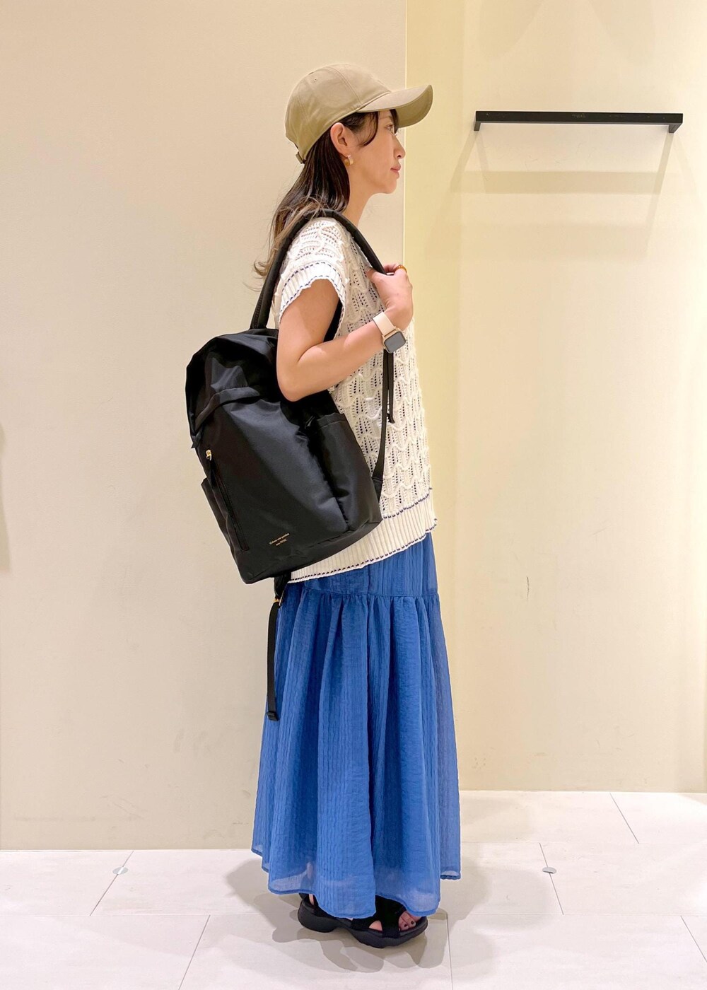 ブラック系のサンダル、ブラック系のバックパック/リュック、ブラック系のタンクトップを着用したレディースの春コーディネートの3枚目の写真