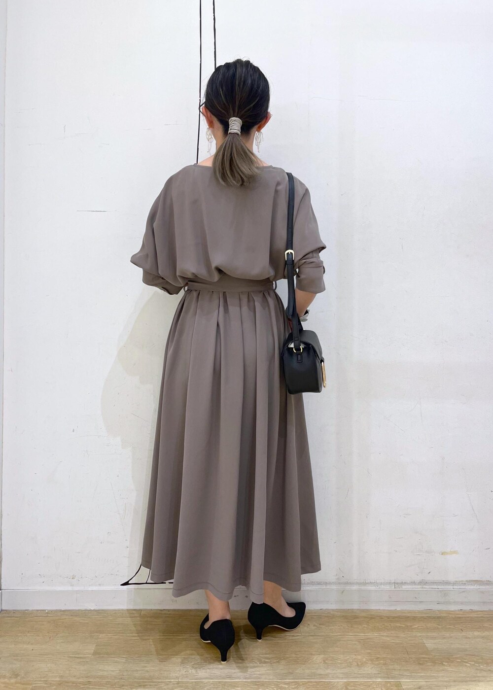 ブラック系のパンプス、ブラック系のパンプス、ブラック系のパンプスを着用したレディースの夏コーディネートの5枚目の写真