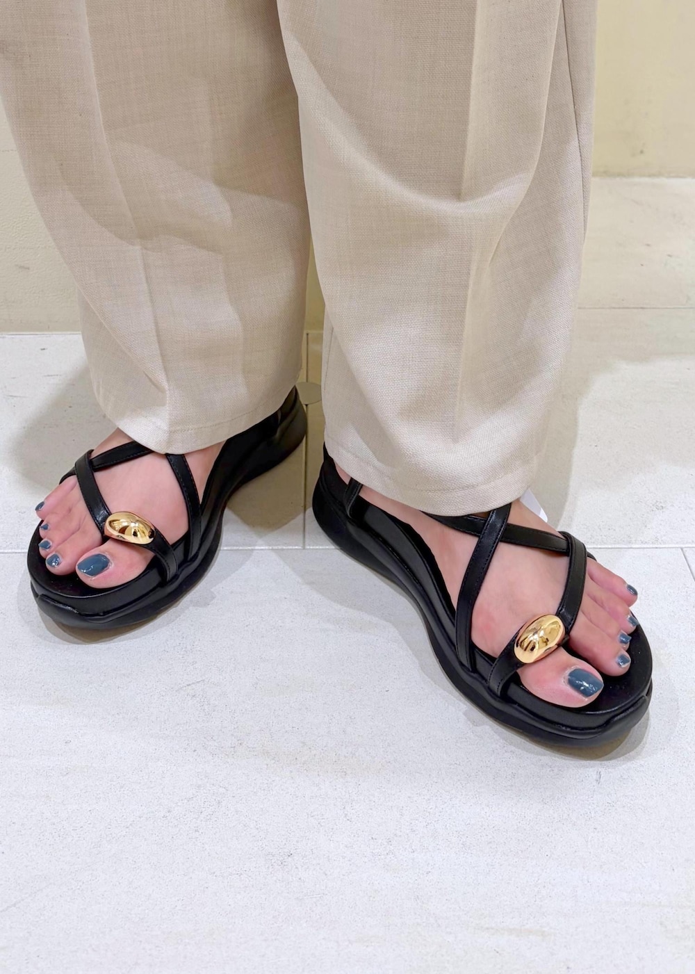 ベージュ系のその他パンツ、ホワイト系のタンクトップ、ブラック系のサンダルを着用したレディースの夏コーディネートの10枚目の写真