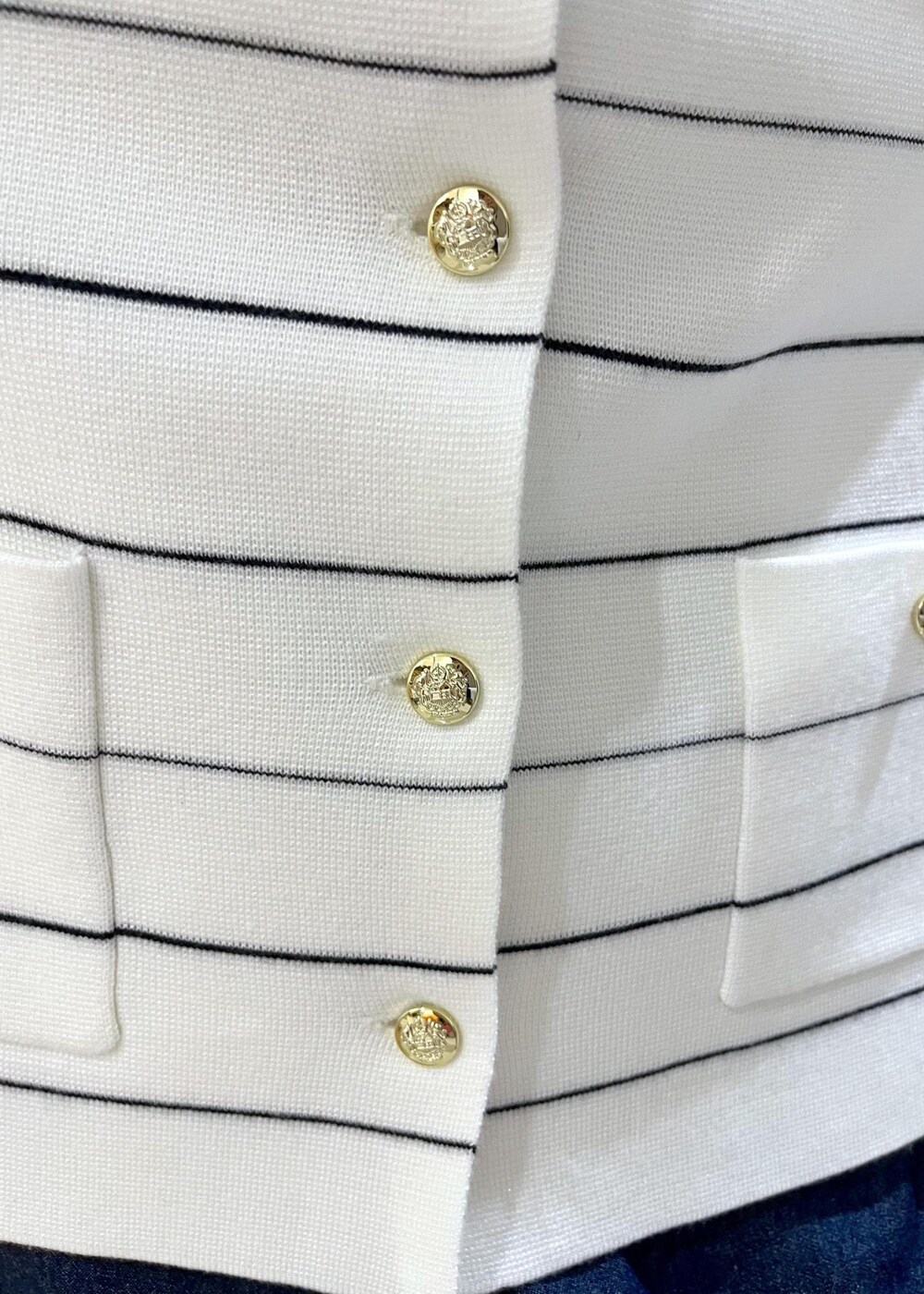 ブラック系のローファー、ブラック系のハンドバッグ、ブラック系のパンプスを着用したレディースの冬コーディネートの7枚目の写真