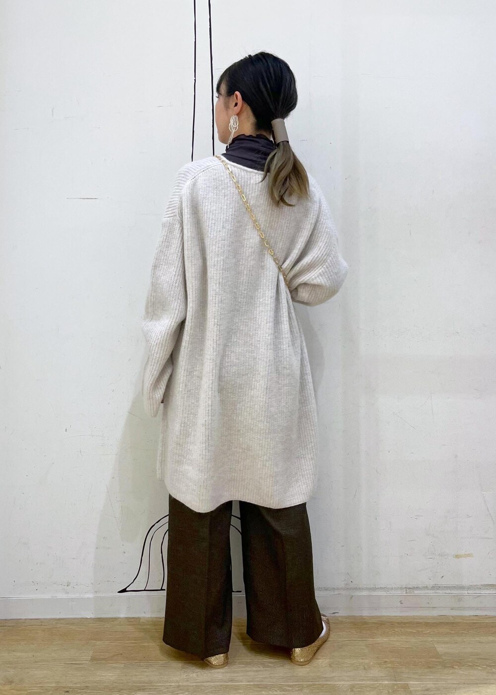 グレー系のTシャツ/カットソー、グレー系のワンピース、ブラウン系のその他パンツを着用したレディースの秋コーディネートの5枚目の写真