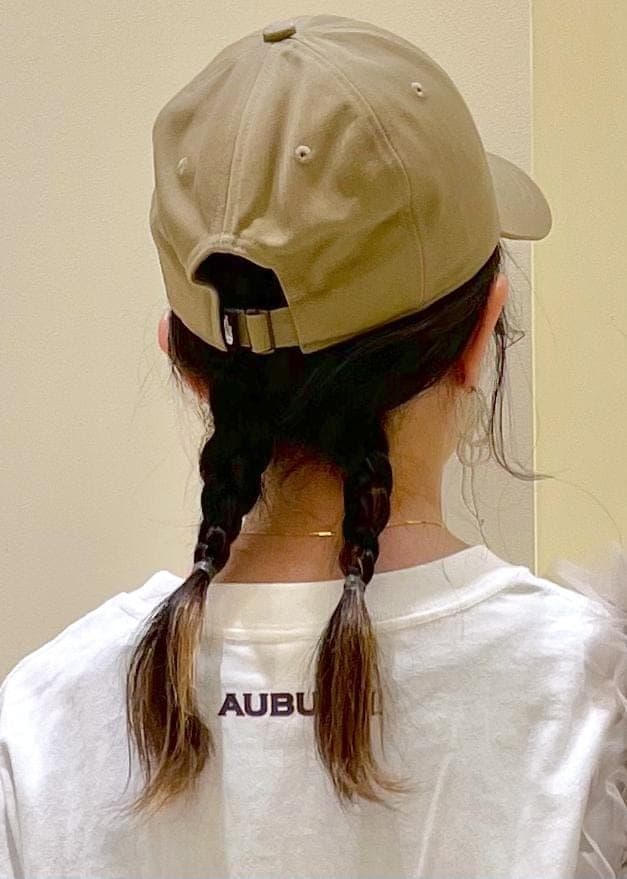 オレンジ系のスカート、ベージュ系のショルダーバッグ、ホワイト系のTシャツ/カットソーを着用したレディースの夏コーディネートの6枚目の写真