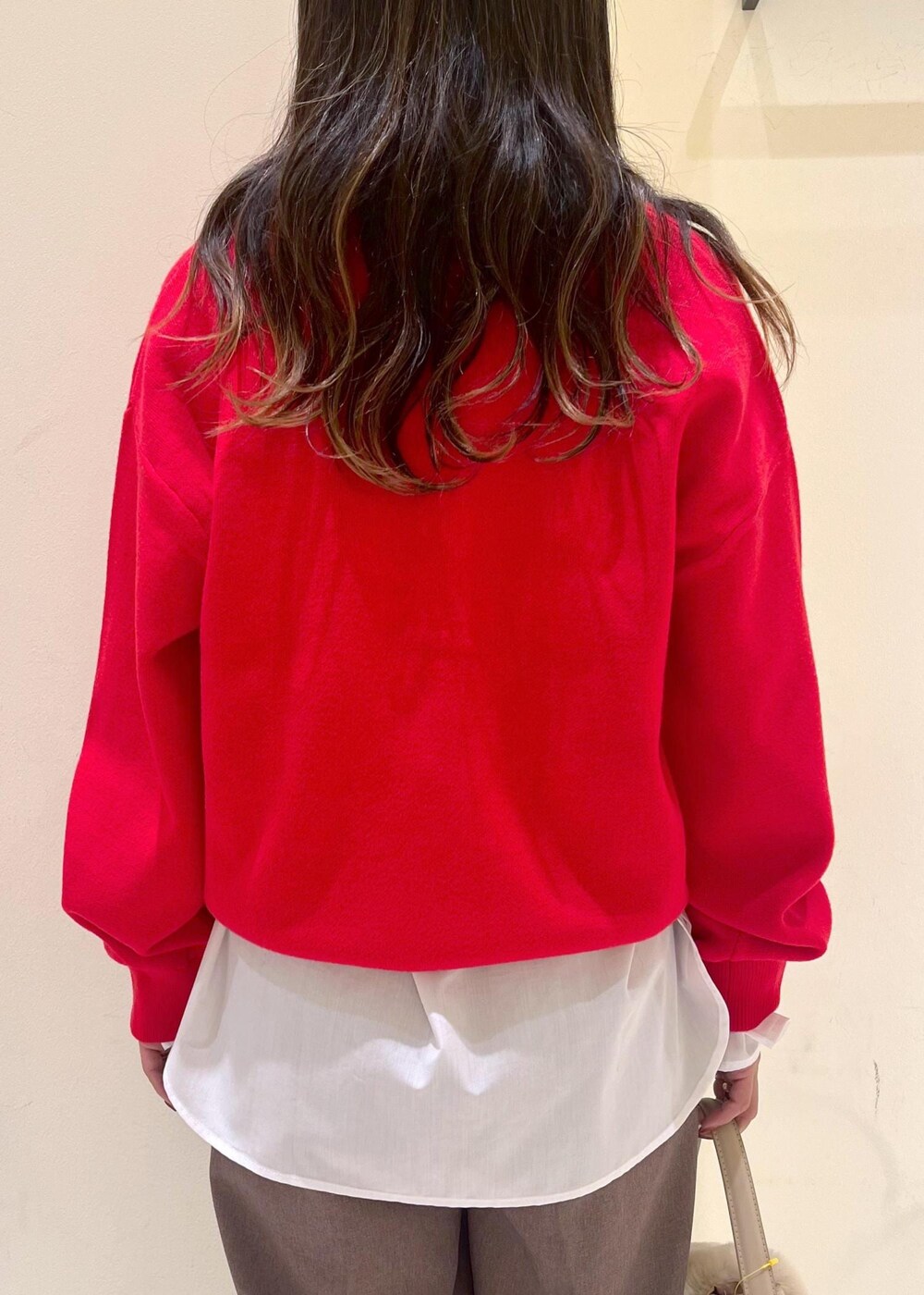 ベージュ系のスラックス、ホワイト系のシャツ/ブラウス、ブラック系のブーツを着用したレディースの冬コーディネートの7枚目の写真