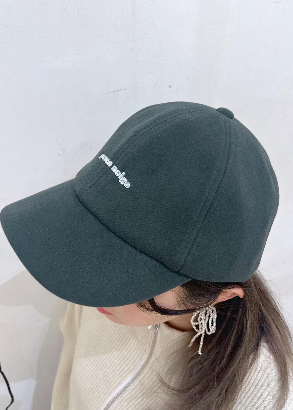 ベージュ系のニット/セーター、ホワイト系のトートバッグ、ブラック系のスリッポンを着用したレディースの冬コーディネートの4枚目の写真