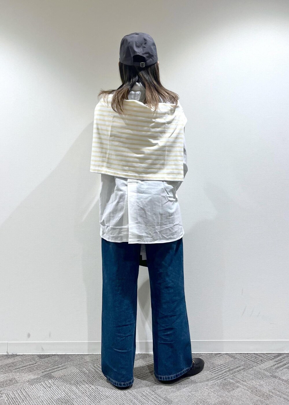 ブラック系のローファー、ブラック系のパンプス、ベージュ系のTシャツ/カットソーを着用したレディースの春コーディネートの4枚目の写真