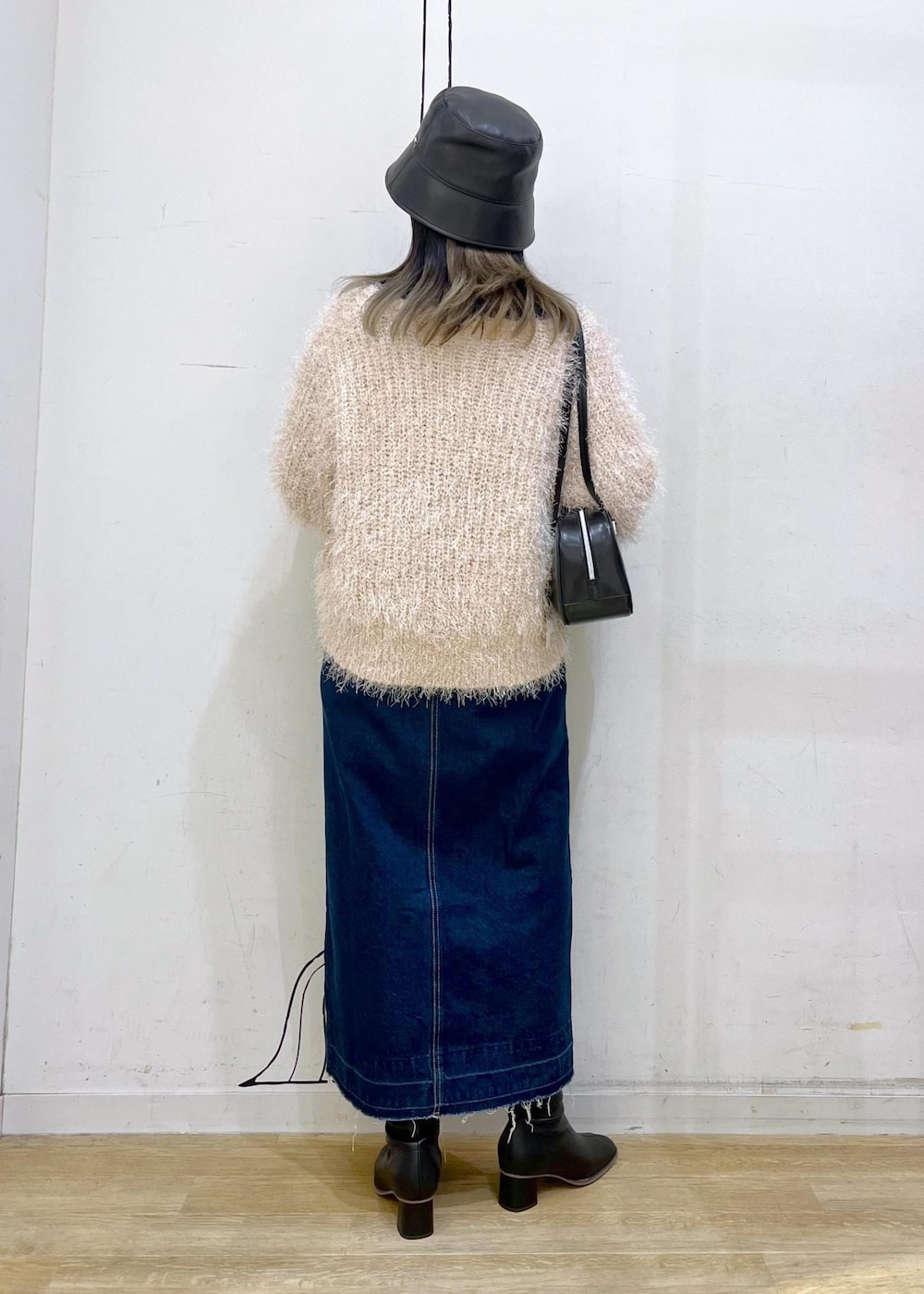 グレー系のTシャツ/カットソー、ベージュ系のカーディガン/ボレロ、ブラック系のブーツを着用したレディースの秋コーディネートの4枚目の写真