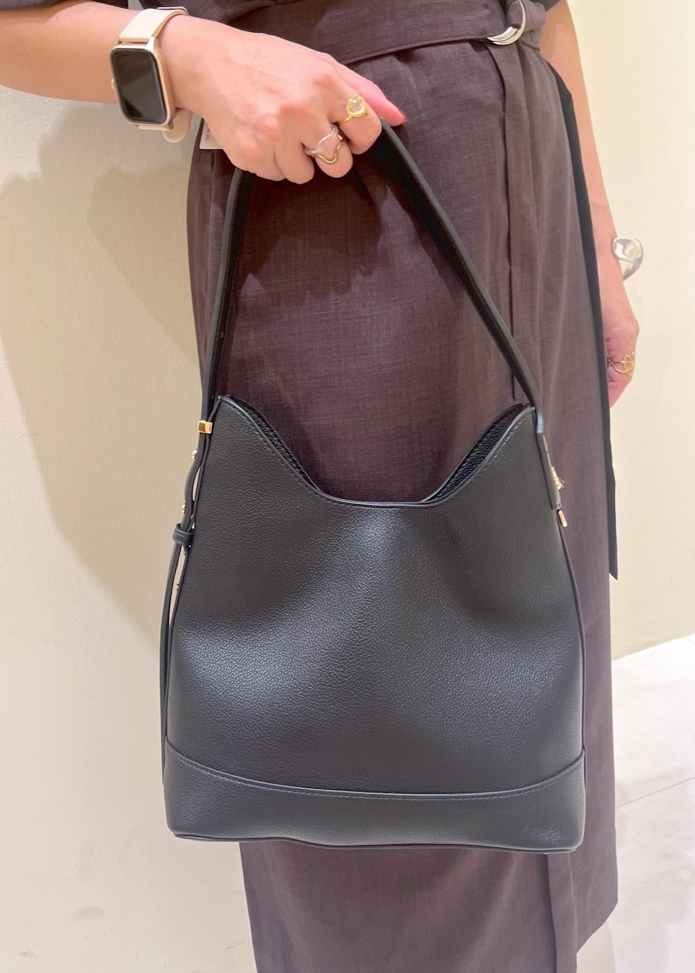 ブラック系のローファー、ベージュ系のその他パンツ、ブラウン系のワンピースを着用したレディースの秋コーディネートの9枚目の写真