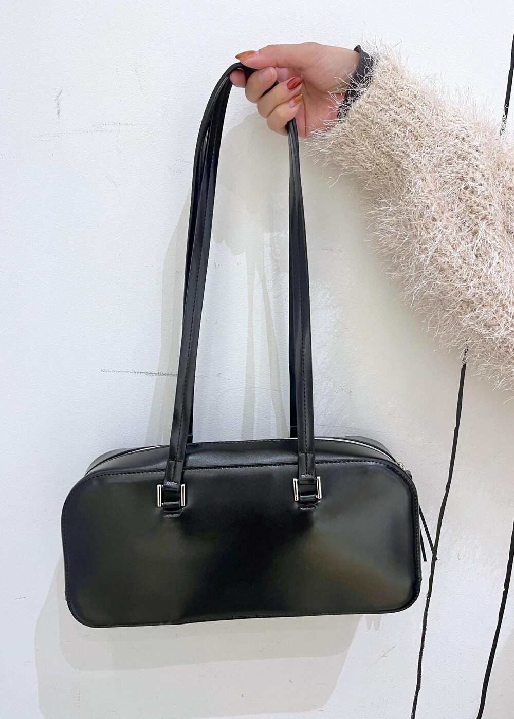 グレー系のTシャツ/カットソー、ベージュ系のカーディガン/ボレロ、ブラック系のブーツを着用したレディースの秋コーディネートの9枚目の写真