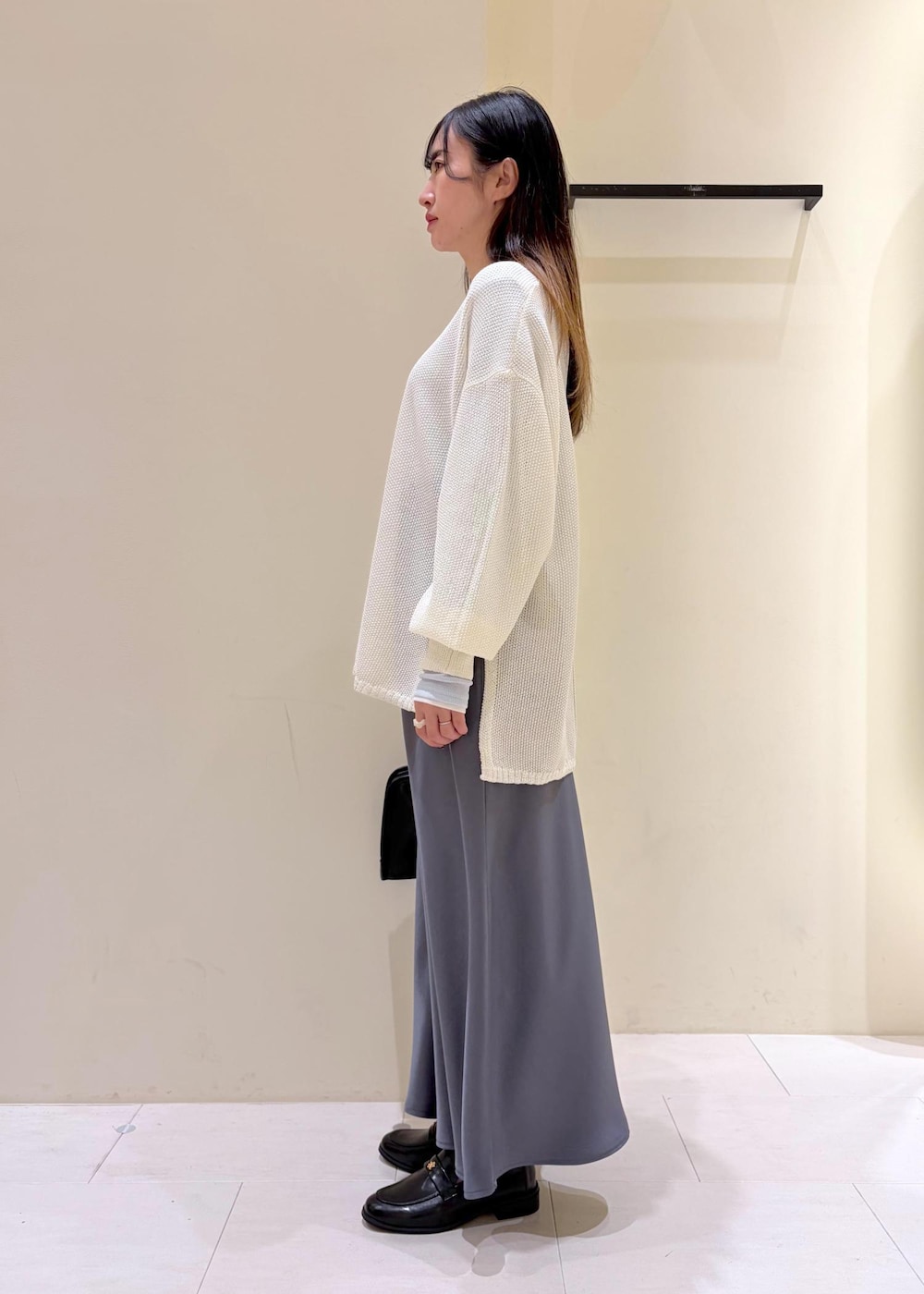 ブラック系のローファー、ブラック系のボストンバッグ、ブルー系のTシャツ/カットソーを着用したレディースの春コーディネートの4枚目の写真