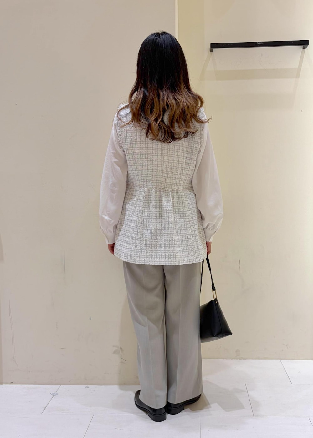 ブラック系のショルダーバッグ、ブラック系のローファー、グリーン系のその他パンツを着用したレディースの冬コーディネートの4枚目の写真