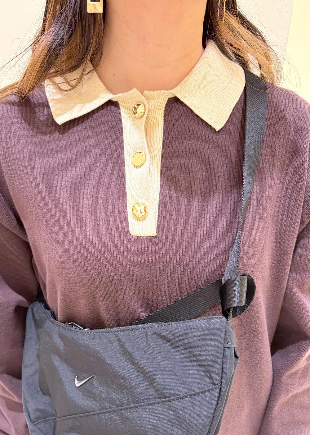 ブラウン系のワンピース、ブラック系のボディバッグ/ウエストポーチ、ホワイト系のスニーカーを着用したレディースの冬コーディネートの5枚目の写真