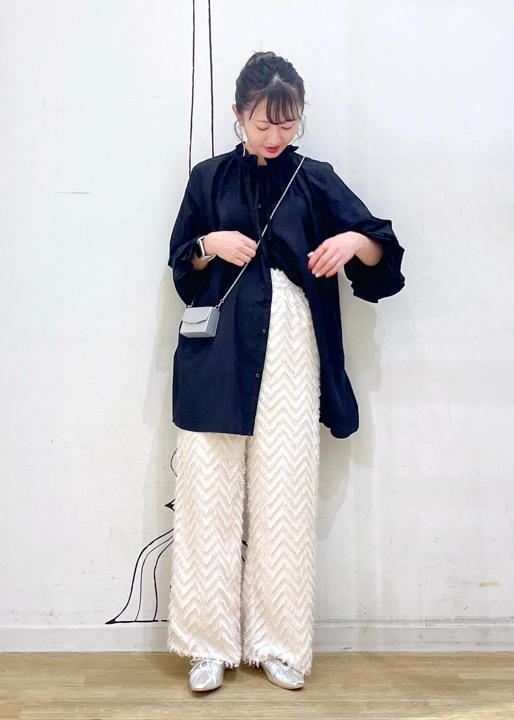 シルバー系のパンプス、ブラック系のシャツ/ブラウス、シルバー系のショルダーバッグを着用したレディースの秋コーディネートの3枚目の写真