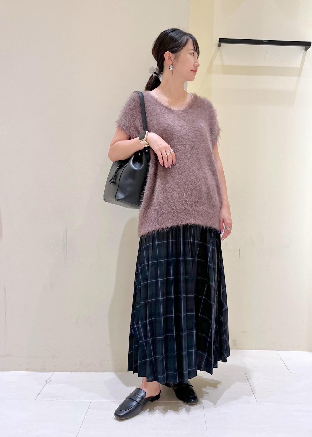 グレー系のタンクトップ、ブラック系のローファー、ブラック系のショルダーバッグを着用したレディースの夏コーディネートの2枚目の写真