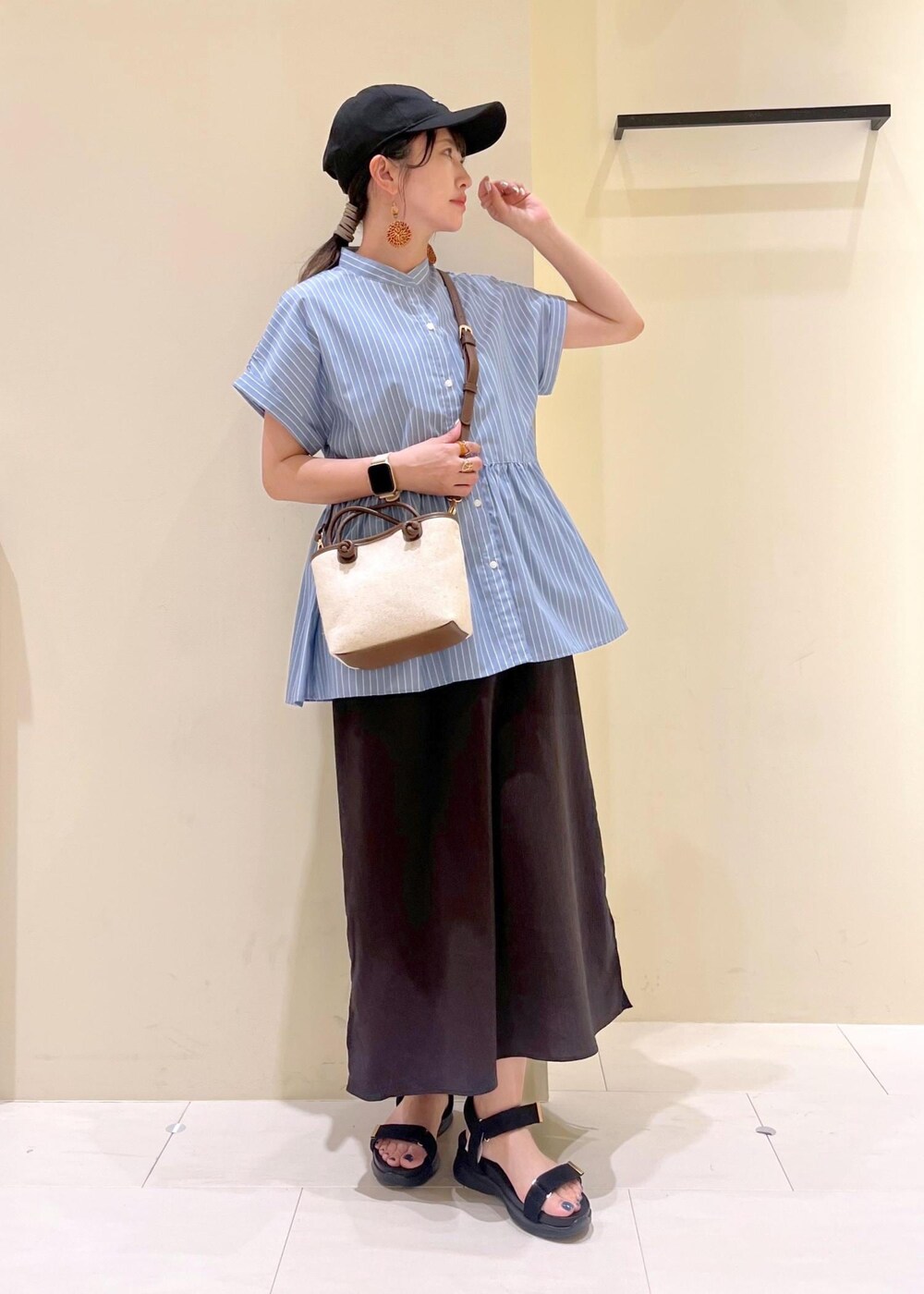 グレー系のタンクトップ、ブラック系のサンダル、グレー系のワンピースを着用したレディースの春コーディネートの10枚目の写真