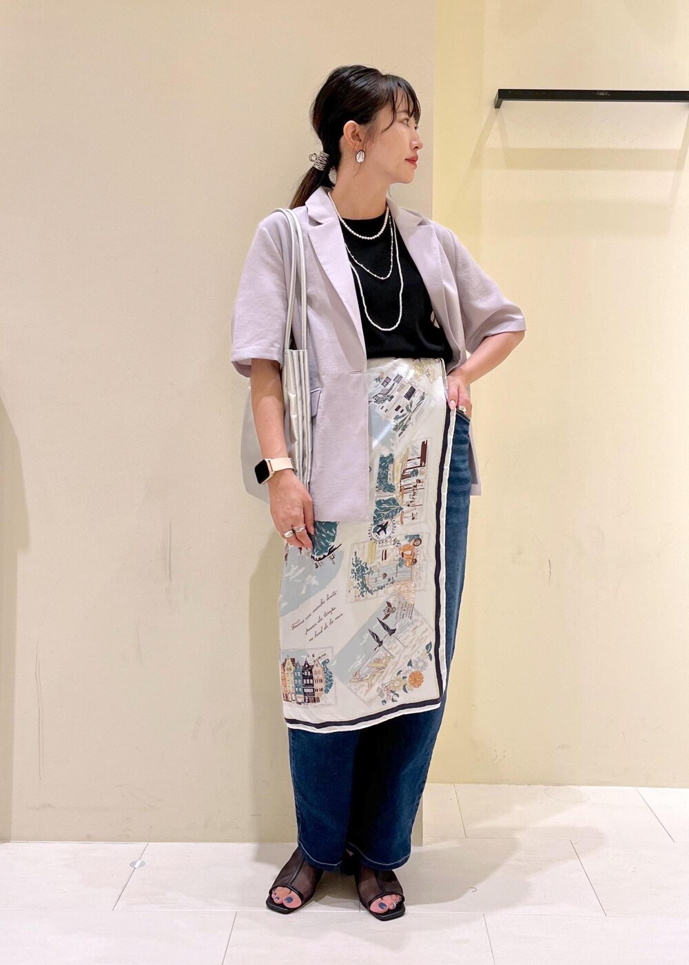 ブルー系のデニムパンツ、シルバー系のトートバッグ、ブラック系のパンプスを着用したレディースの夏コーディネートの9枚目の写真