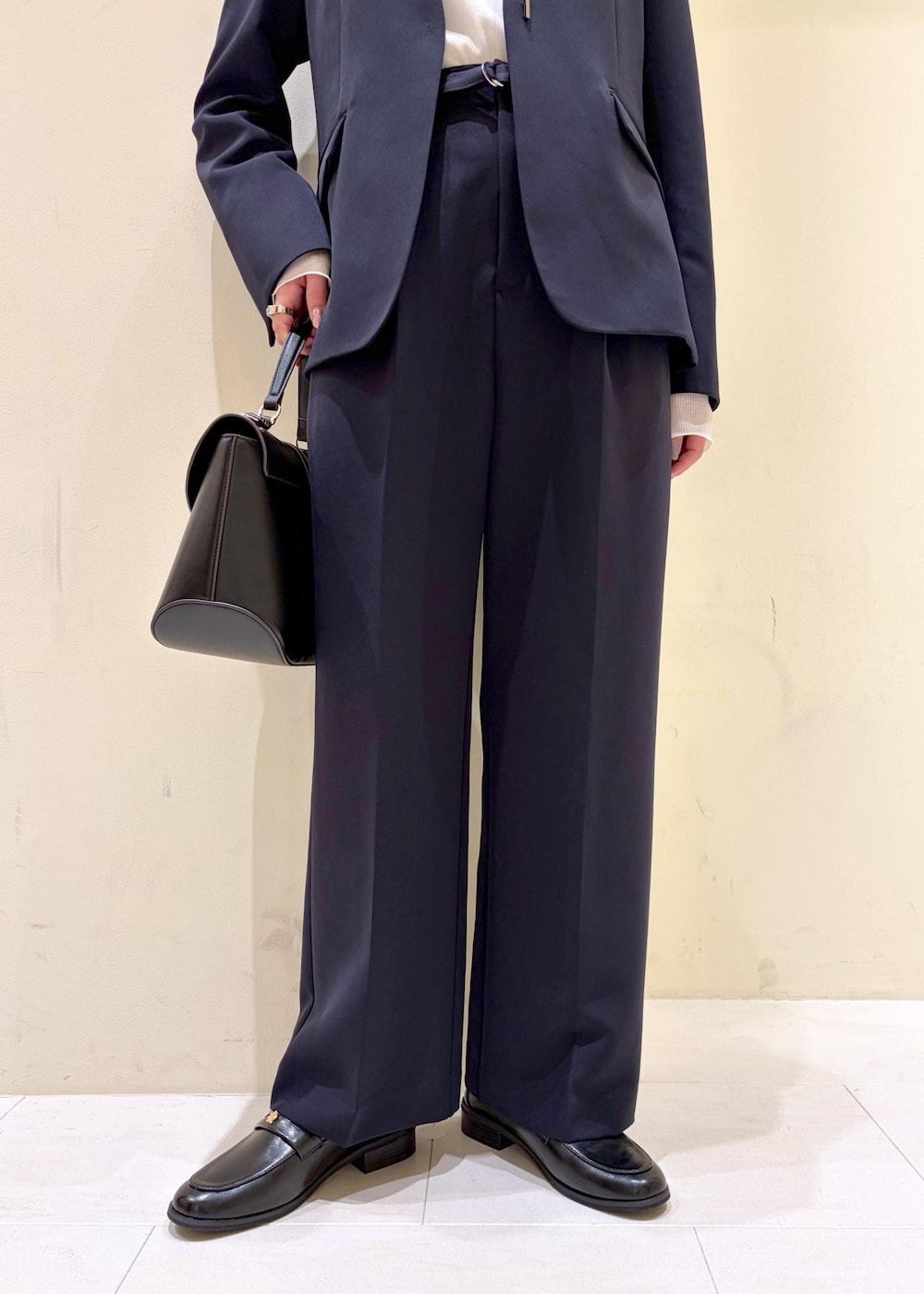 ホワイト系のTシャツ/カットソー、ブルー系のその他パンツ、ブルー系のノーカラージャケットを着用したレディースの冬コーディネートの8枚目の写真