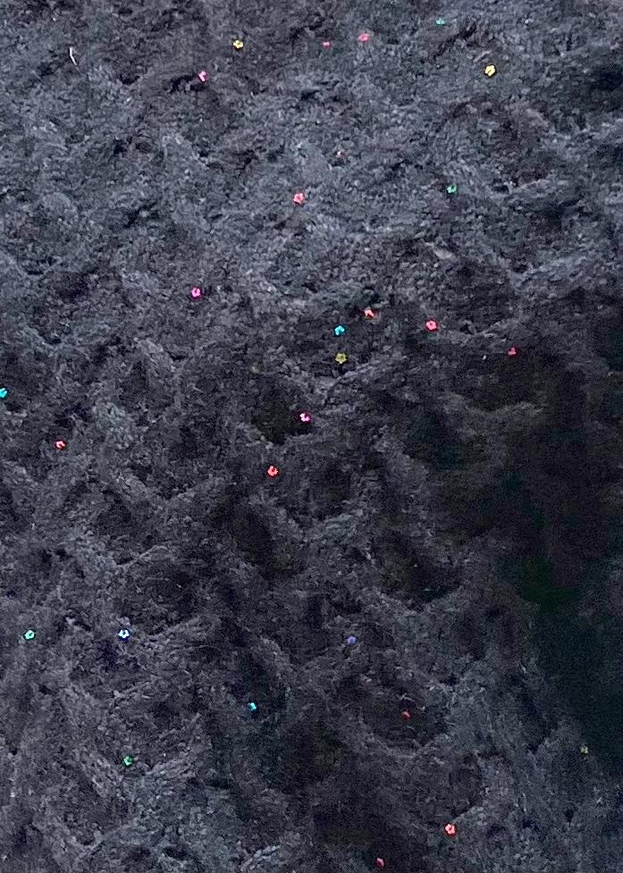 ベージュ系のスラックス、ホワイト系のニット/セーター、ベージュ系のショルダーバッグを着用したレディースの冬コーディネートの7枚目の写真