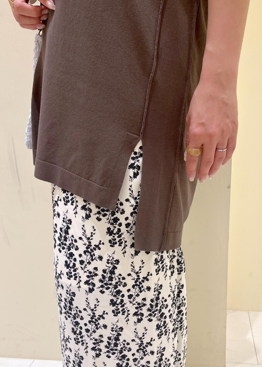 その他のショルダーバッグ、シルバー系のサンダル、ホワイト系のスカートを着用したレディースの夏コーディネートの6枚目の写真