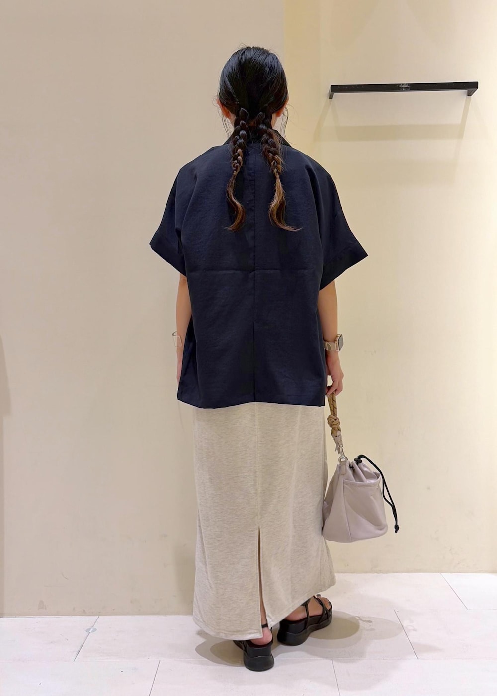 グレー系のスカート、グレー系のTシャツ/カットソー、ブルー系のテーラードジャケットを着用したレディースの秋コーディネートの3枚目の写真