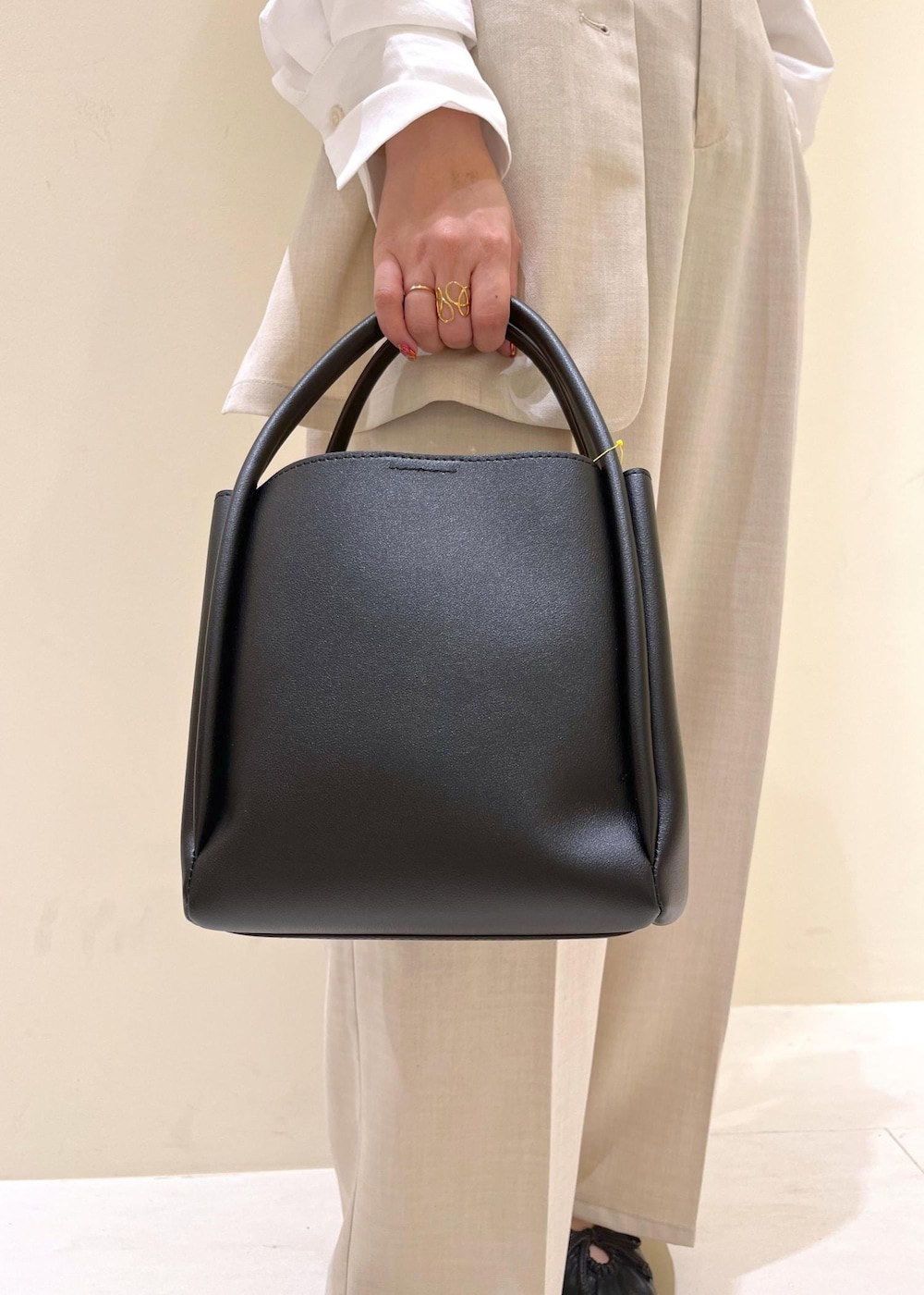 ホワイト系のシャツ/ブラウス、ベージュ系のその他パンツ、ベージュ系のベストを着用したレディースの春コーディネートの9枚目の写真