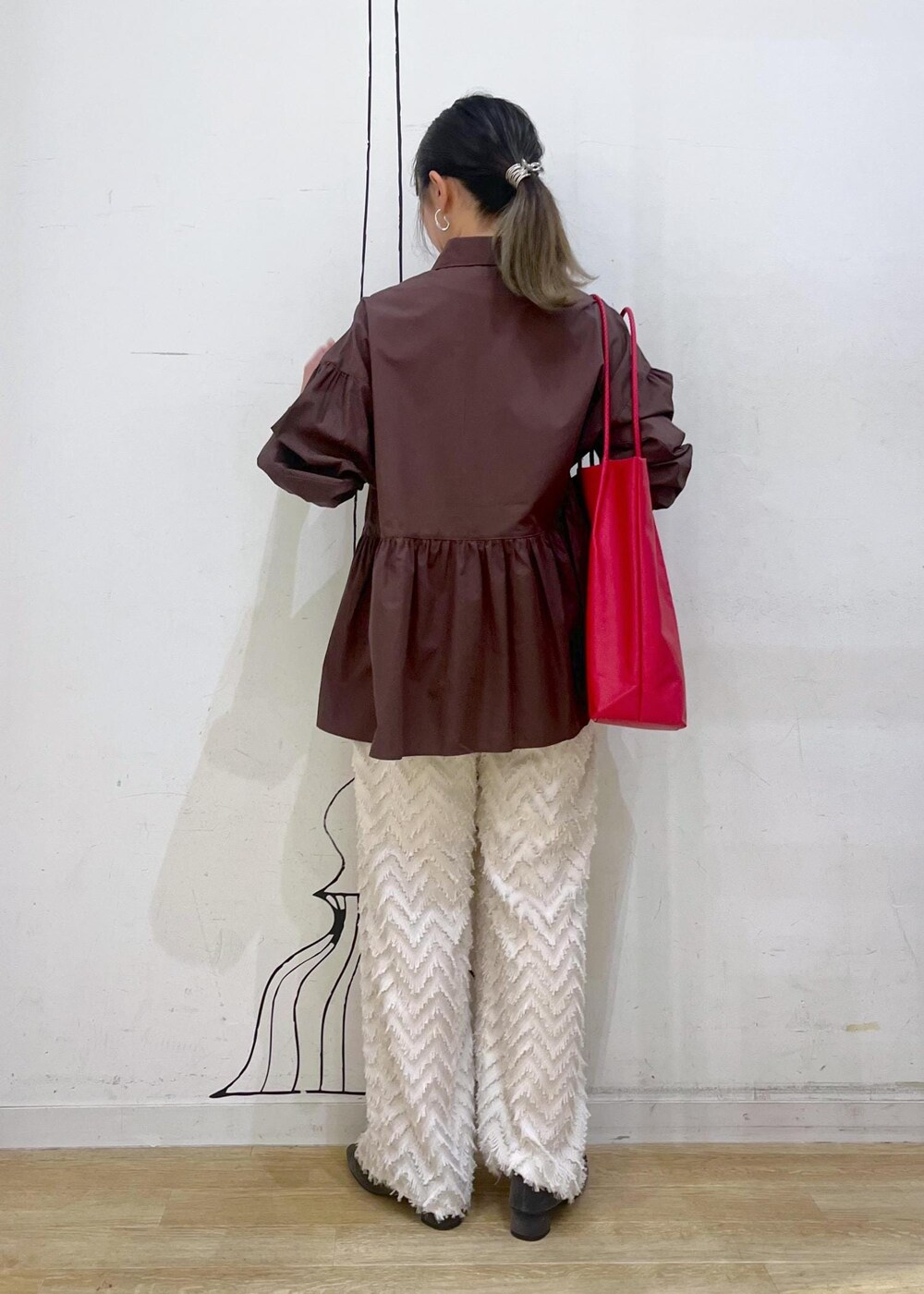 ブラウン系のシャツ/ブラウス、グレー系のパンプス、ベージュ系のその他パンツを着用したレディースの秋コーディネートの5枚目の写真