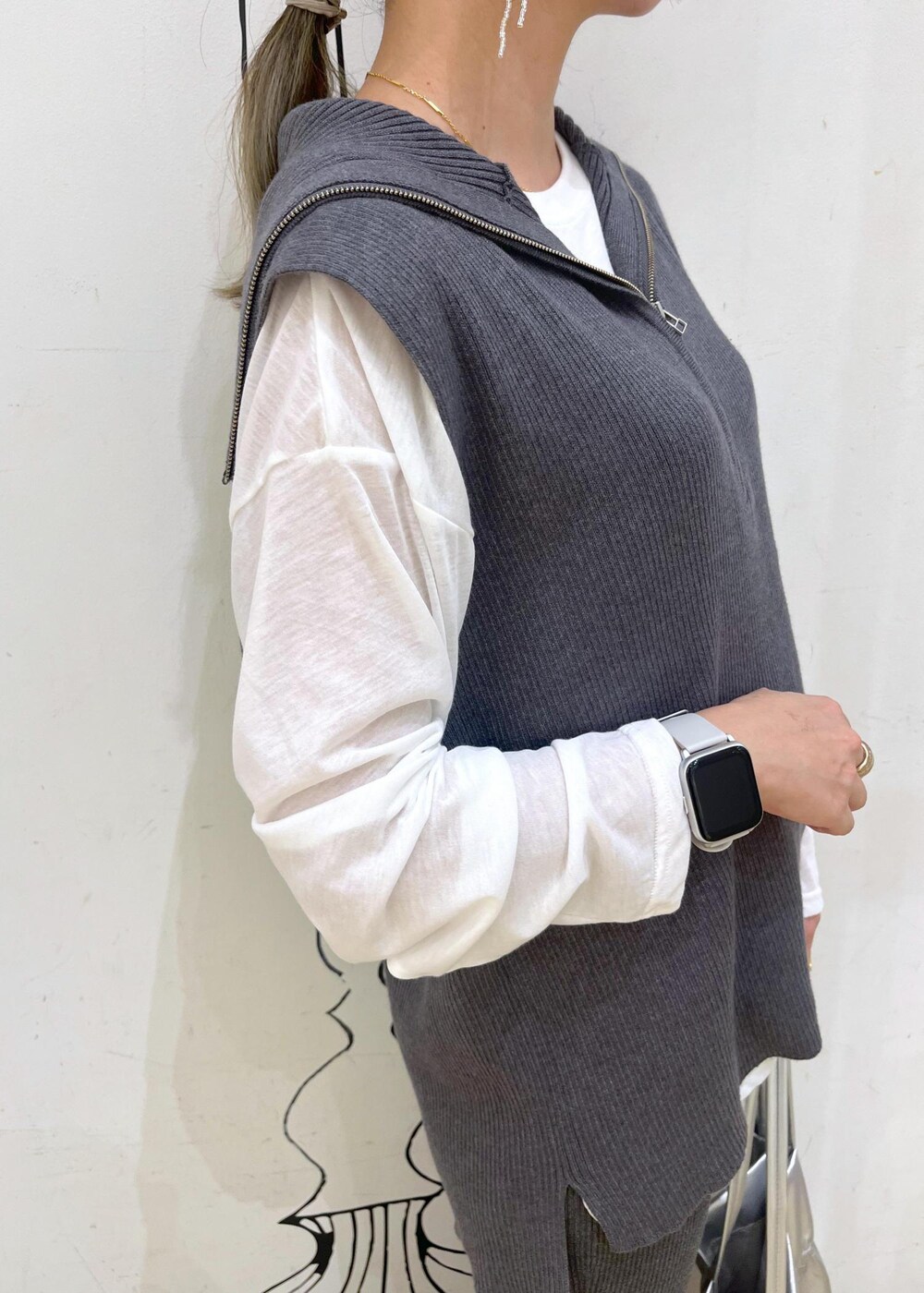 シルバー系のパンプス、グレー系のその他パンツ、シルバー系のトートバッグを着用したレディースの秋コーディネートの6枚目の写真