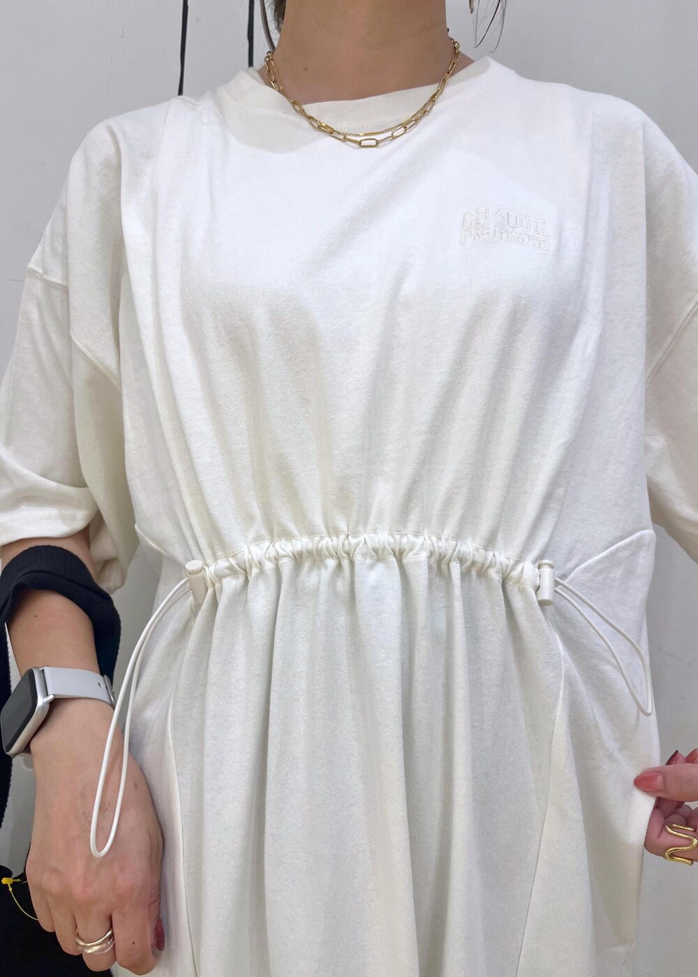 ブラック系のトートバッグ、ブラック系のバレエシューズ、ホワイト系のワンピースを着用したレディースの夏コーディネートの6枚目の写真