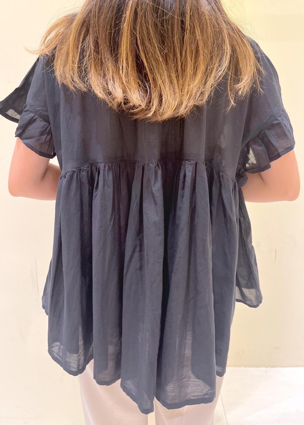 ブラック系のシャツ/ブラウス、グレー系のその他パンツ、ゴールド系のサンダルを着用したレディースの夏コーディネートの7枚目の写真