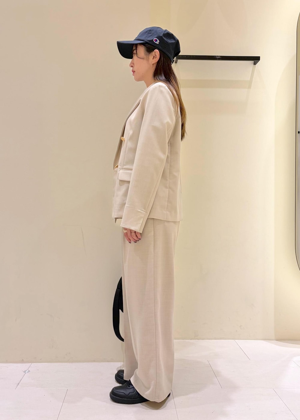 ベージュ系のその他パンツ、ベージュ系のテーラードジャケット、ブルー系のTシャツ/カットソーを着用したレディースの春コーディネートの2枚目の写真