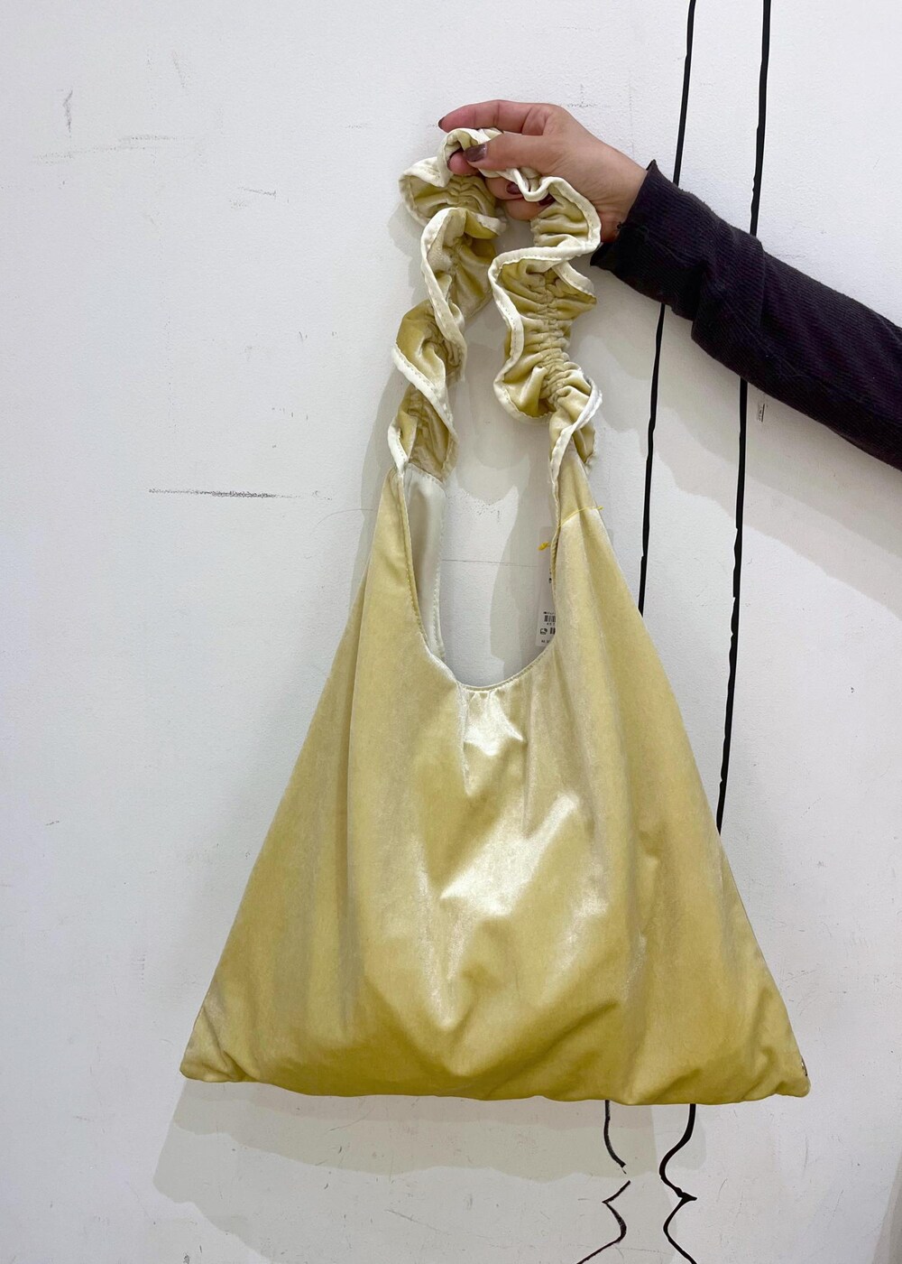 グレー系のTシャツ/カットソー、ブラック系のレインシューズ、イエロー系のショルダーバッグを着用したレディースの秋コーディネートの9枚目の写真