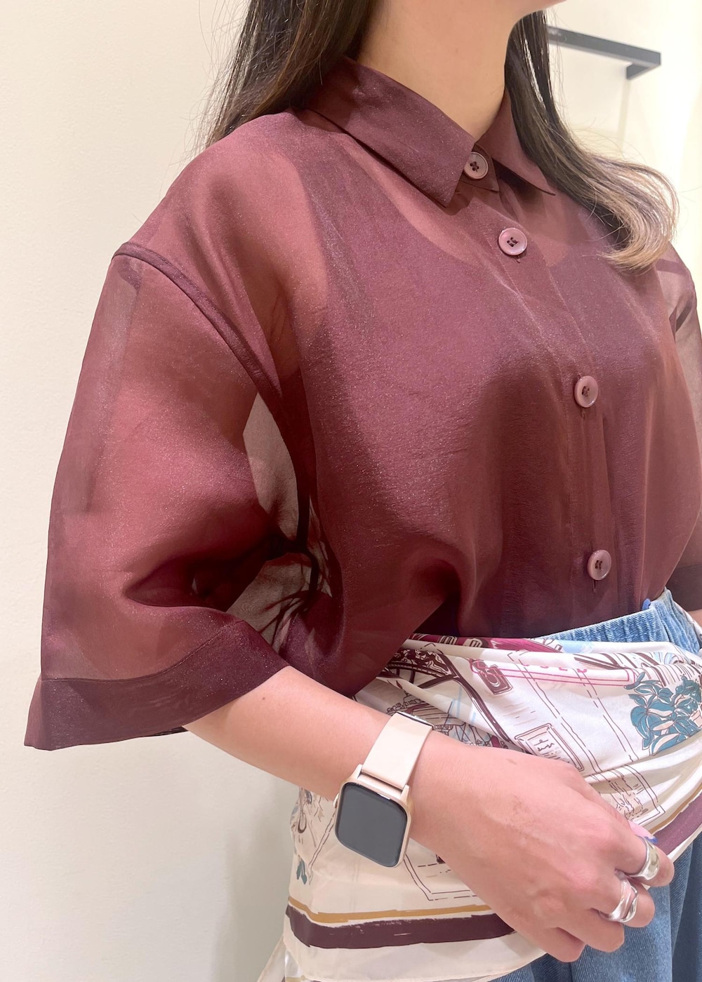 ブラック系のトートバッグ、ブラウン系のシャツ/ブラウス、ブルー系のスカートを着用したレディースの秋コーディネートの6枚目の写真