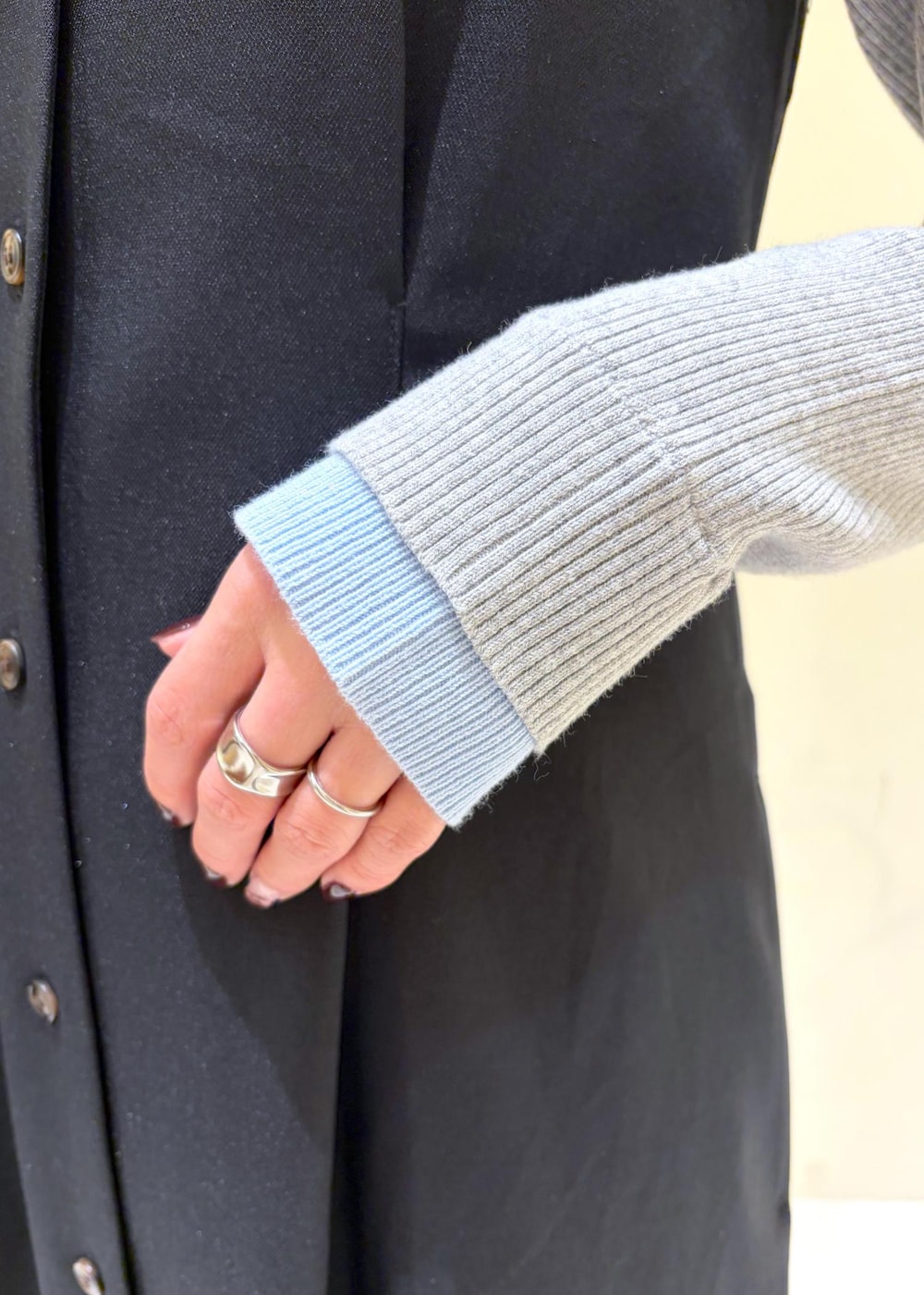 ブラック系のショルダーバッグ、ブラック系のローファー、グレー系のニット/セーターを着用したレディースの冬コーディネートの6枚目の写真