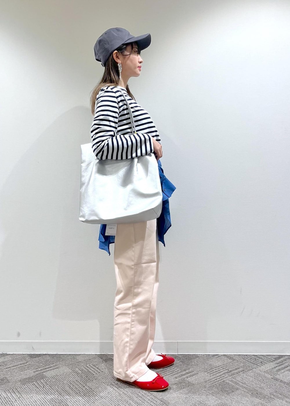 シルバー系のトートバッグ、シルバー系のトートバッグ、ブルー系のTシャツ/カットソーを着用したレディースの春コーディネートの2枚目の写真